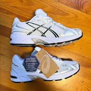 Asics White and Black Athletic Sneakers nwt fit a 6